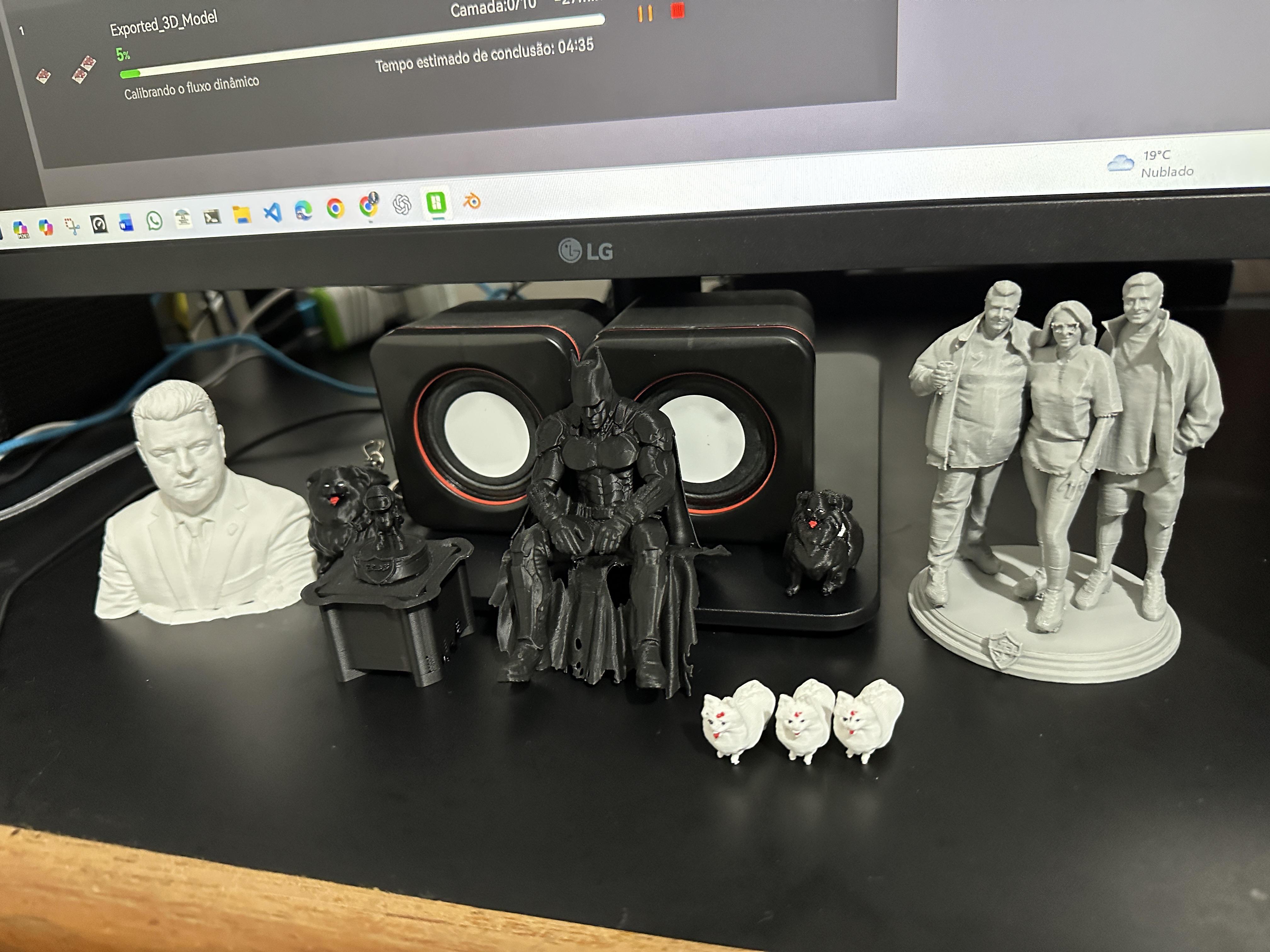 Miniatura 3D — Família no pedestal
