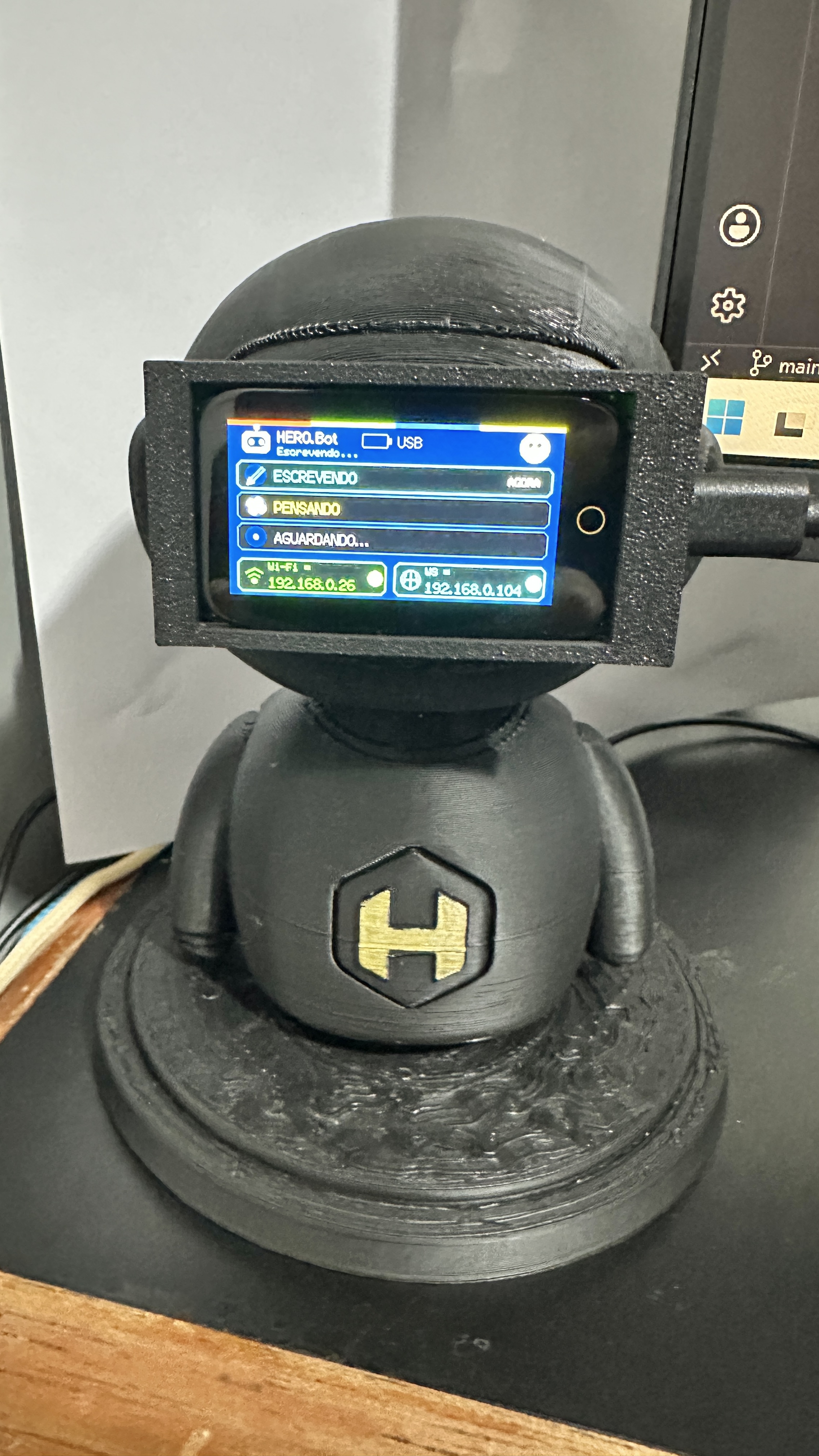 Fotografia real do robô HERO.Bot com display e estrutura impressa em 3D